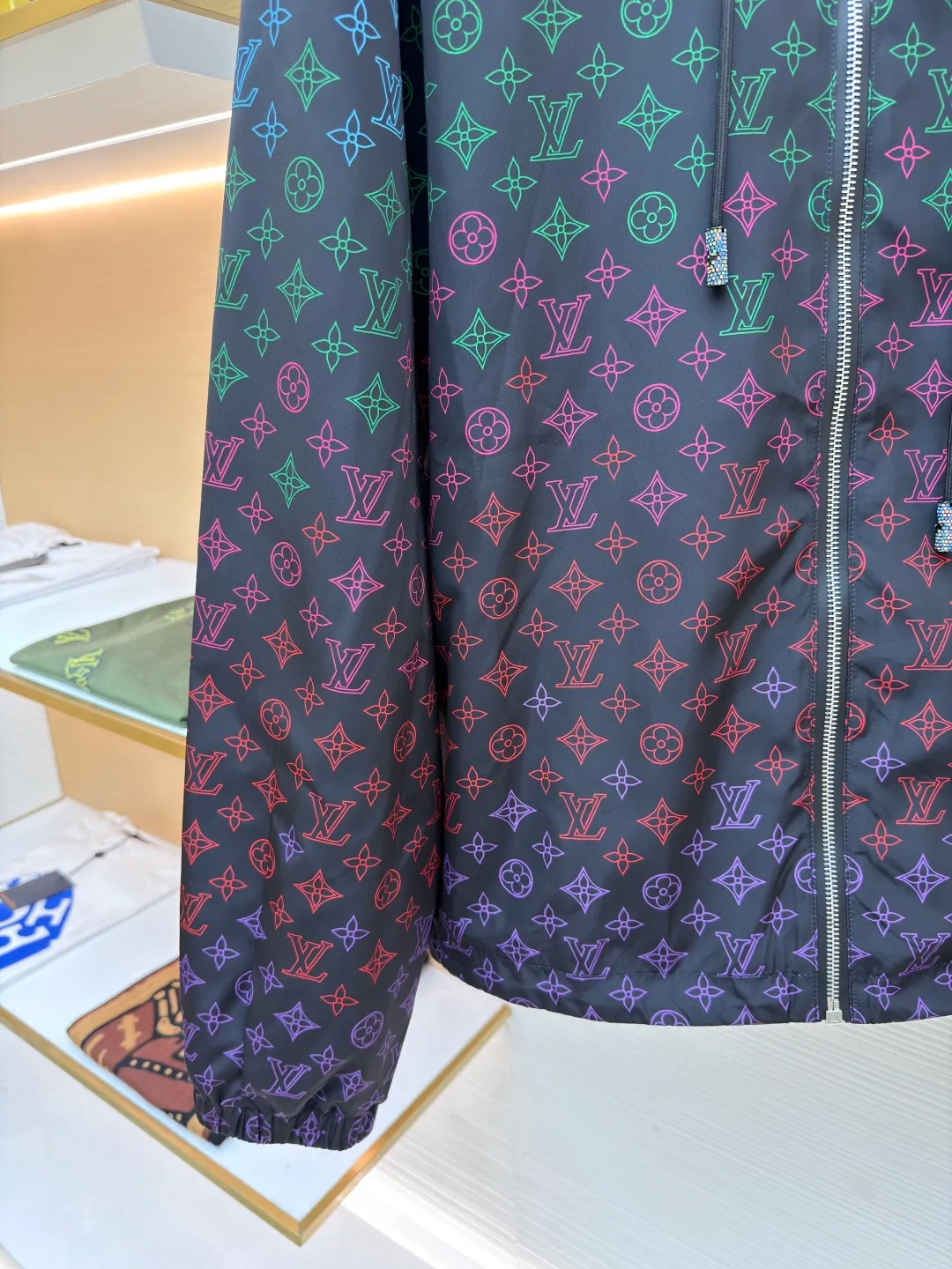 LOUIS VUITTON gradient logo jacquard jacket ●Original version: purchased and developed at 23099 ●Item number: 1680984-B25 ●Fabric: windproof technical fabric ●Technology: jacquard production ●Version: fitted version ●Weight: about 420 grams ●Size: S-M-L-XL ●Description: The whole piece of clothing was purchased for 23,900 ZP and disassembled. It is made of custom windproof jacquard technical fabrics and imported from Italy. It is decorated with Monogram printing throughout to render a subtle gradient effect. The placket is molded to customize the LV hollow letter zipper, the hooded drawstring design is molded to the hem, and the hem is molded to customize the LV letter logo adjustment buckle. It is truly a 1:1 copy. The overall wiring is straight and delicate, the fabric is comfortable and soft, and the color is consistent without color difference. It can be matched with the same style to create a fashionable look and control various occasions. Customized accessories, complete with three standards, same style for men and women!